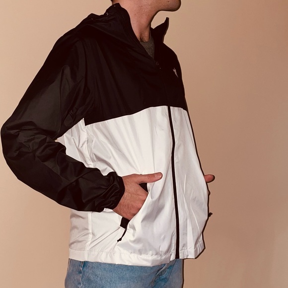 NEW North Face Windbreaker Raincoat Jacket - Picture 2 of 3